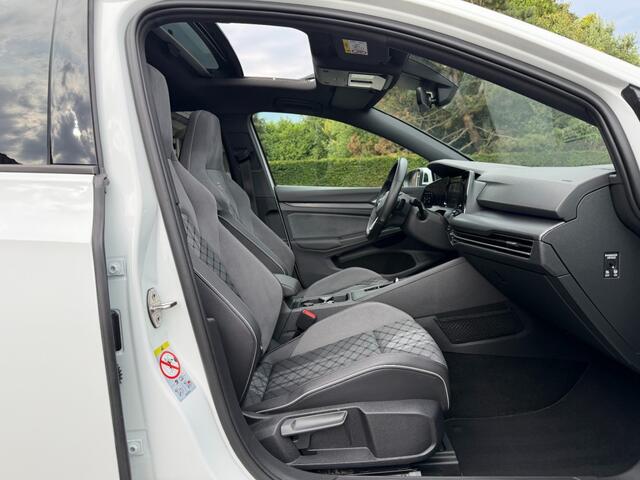 Volkswagen GOLF 1.5 ETSI 150PK R-LINE PANORAMA TREKHAAK CARPLAY