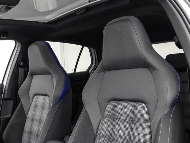 Volkswagen GOLF 1.5 eHybrid 272pk DSG GTE · Panoramadak · Camera · Head-Up Display · ACC · Matrix LED · Optiekpakket Zwart · Garantie t/m 29-07-2030 of 100.000km