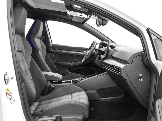 Volkswagen GOLF 1.5 eHybrid 272pk DSG GTE · Panoramadak · Camera · Head-Up Display · ACC · Matrix LED · Optiekpakket Zwart · Garantie t/m 29-07-2030 of 100.000km