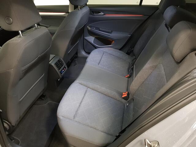 Volkswagen GOLF 1.5 150pk eTSI Life DSG Navigatie Climate control Parkeer sensoren Stoelverwarming DAB Led Digitale Cockpit Lichtmetalen velgen Apple Carplay/ Android Auto