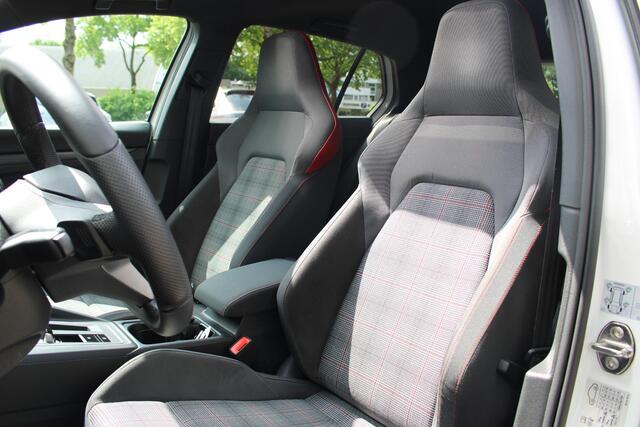Volkswagen GOLF 2.0 TSI GTI 245PK | Panoramadak | Stoel- en stuurverwarming | Dodehoekdetectie | Adaptieve Cruise Control | Sfeerverlichting