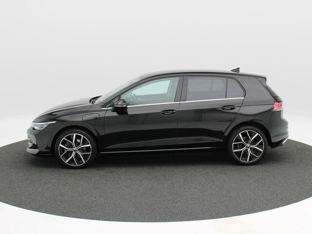 Volkswagen GOLF 1.5 eHybrid 204 Pk Automaat Style Edition | Stoel/ Stuur Verwarming | Camera | Trekhaak | Full LED | Navigatie | Carplay | 18 Inch | 27.493 Km !!