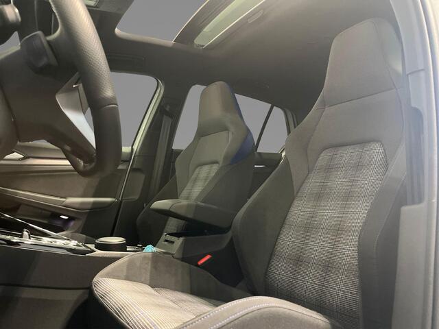 Volkswagen GOLF 1.5 272pk DSG eHybrid GTE · Panoramadak · Camera · Head-Up Display · Matrix LED · Dodehoeksensor · Stuur- & Stoelverwarming · Garantie t/m 09-11-2030 of 100.000km
