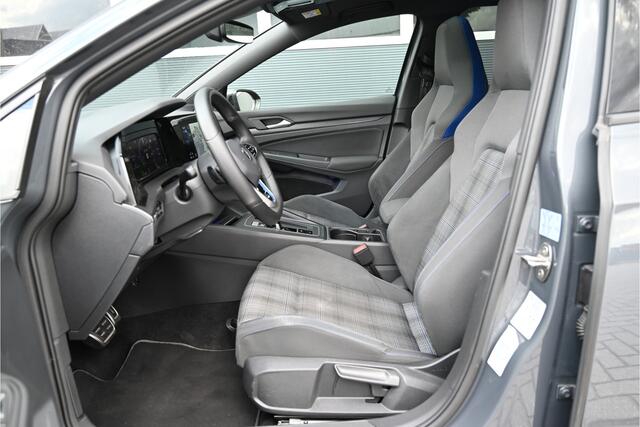 Volkswagen GOLF 1.4 GTE 245 PK / PANO / IQ LIGHTS / HEAD UP DISPLAY / CAMERA / BLIND SPOT / TREKHAAK / HEXAGON LED / 18"