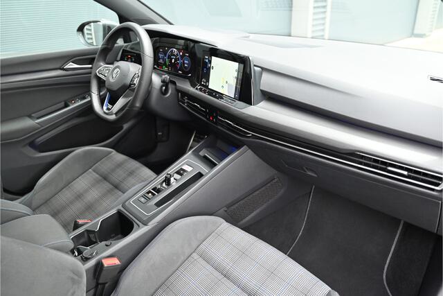 Volkswagen GOLF 1.4 GTE 245 PK / PANO / IQ LIGHTS / HEAD UP DISPLAY / CAMERA / BLIND SPOT / TREKHAAK / HEXAGON LED / 18"