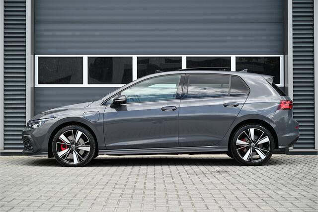 Volkswagen GOLF 1.4 GTE 245 PK / PANO / IQ LIGHTS / HEAD UP DISPLAY / CAMERA / BLIND SPOT / TREKHAAK / HEXAGON LED / 18"