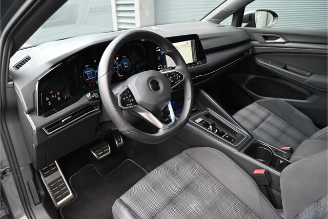 Volkswagen GOLF 1.4 GTE 245 PK / PANO / IQ LIGHTS / HEAD UP DISPLAY / CAMERA / BLIND SPOT / TREKHAAK / HEXAGON LED / 18"