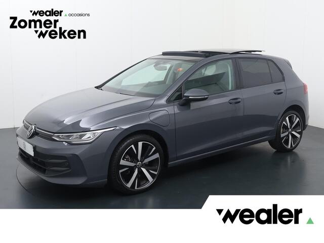 Volkswagen GOLF 1.5 eHybrid Life Edition | 204 PK | SoH % | Panoramadak | Achteruitrijcamera | Stoelverwarming | Digital Cockpit | Apple CarPlay / Android Auto |