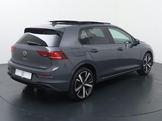 Volkswagen GOLF 1.5 eHybrid Life Edition | 204 PK | SoH % | Panoramadak | Achteruitrijcamera | Stoelverwarming | Digital Cockpit | Apple CarPlay / Android Auto |