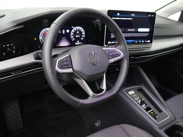 Volkswagen GOLF 1.5 eHybrid Life Edition | 204 PK | SoH % | Panoramadak | Achteruitrijcamera | Stoelverwarming | Digital Cockpit | Apple CarPlay / Android Auto |