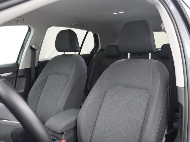 Volkswagen GOLF 1.5 TSI Life | Stuur/stoel verwarming | Adaptive cruise | Sfeerverlichting | Carplay | Park assist | Navigatie | Climate control | Virtueel dashboard | Trekhaak