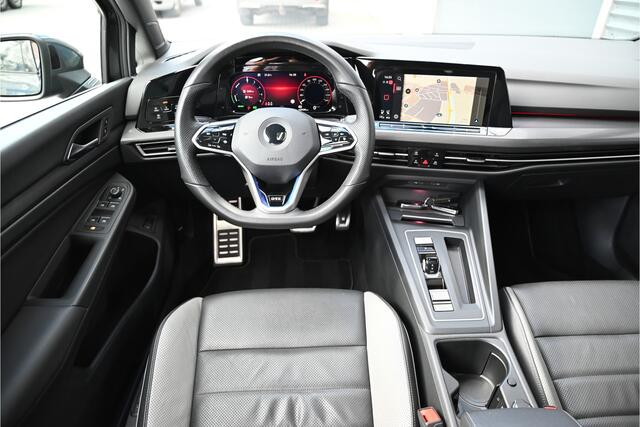 Volkswagen GOLF 1.4 GTE 245 PK / PANO / LEDER / MEMORY / CAMERA / STOELVENTILATIE / SFEERVERLICHTING / BLIND SPOT / 18"
