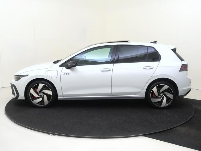 Volkswagen GOLF 1.5 eHybrid GTE | SoH 95% | Panoramadak | Leder pakket 'Vienna' | Trekhaak | Black style | Parkeerassistent | Stoelventilatie voor | Adaptieve demping |