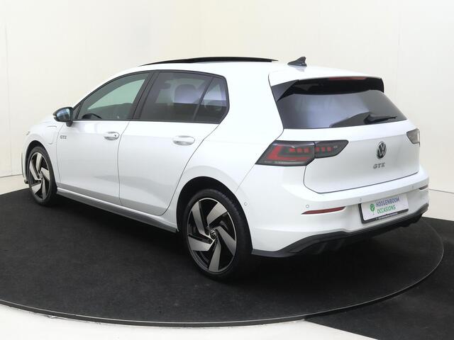 Volkswagen GOLF 1.5 eHybrid GTE | SoH 95% | Panoramadak | Leder pakket 'Vienna' | Trekhaak | Black style | Parkeerassistent | Stoelventilatie voor | Adaptieve demping |