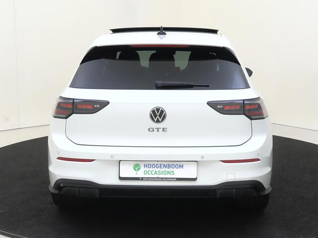 Volkswagen GOLF 1.5 eHybrid GTE | SoH 95% | Panoramadak | Leder pakket 'Vienna' | Trekhaak | Black style | Parkeerassistent | Stoelventilatie voor | Adaptieve demping |