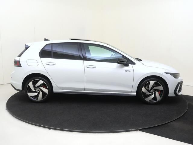 Volkswagen GOLF 1.5 eHybrid GTE | SoH 95% | Panoramadak | Leder pakket 'Vienna' | Trekhaak | Black style | Parkeerassistent | Stoelventilatie voor | Adaptieve demping |