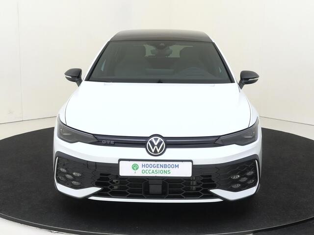 Volkswagen GOLF 1.5 eHybrid GTE | SoH 95% | Panoramadak | Leder pakket 'Vienna' | Trekhaak | Black style | Parkeerassistent | Stoelventilatie voor | Adaptieve demping |