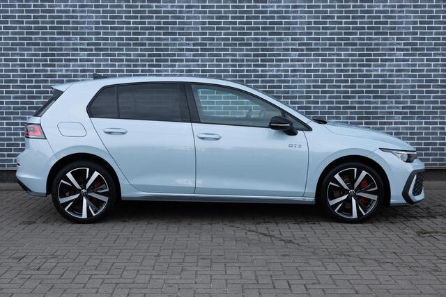 Volkswagen GOLF 1.5 eHybrid GTE | Plug-in Hybrid (PHEV) | Panoramadak | Head-up Display | Black Style pakket | Achteruitrijcamera | Parkeersensoren | Matrix iQ LED Koplampen | Lichtmetalen Velgen 18 inch | Navigatie | Apple Carplay | Android Auto