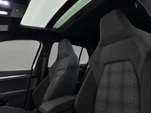 Volkswagen GOLF 1.5 272pk DSG eHybrid GTE · Panoramadak · 360 Camera · Apple/Android Car Play · Navigatie · Stoelverwarming · 18'' Inch · Garantie t/m 26-11-2030 of 100.000km