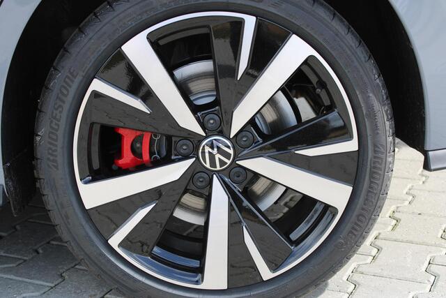 Volkswagen GOLF 1.5 eHybrid GTE | Panorama dak | Stoel/Stuur verwarming | 360° Camera | Schuif/Kantel dak | Adaptive cruise controler | Keyless start | Apple CarPlay/Android Auto | IQ.Lights | Climate controle | Parkeersensoren | Navigatie |