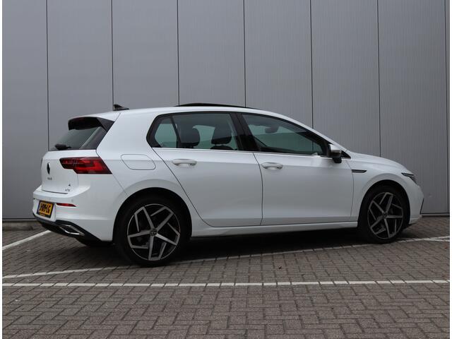 Volkswagen GOLF 1.5 eTSI 1st Edition | Pano | IQ.light | Winter pakket | Org. NL
