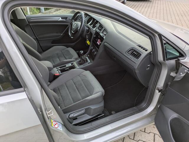 Volkswagen GOLF 1.0 TSI Comfortline Business I Camera I ACC I Carplay I Massagestoel I Trekhaak I Clima I Stoelvw I Alcantera
