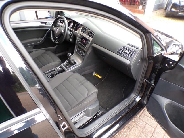 Volkswagen GOLF 1.0 TSI Connected Series CILMA,NAVI,PDC !!!