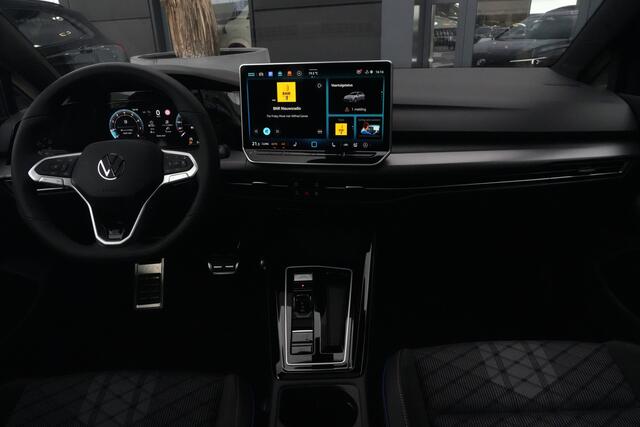 Volkswagen GOLF 1.5 eTSI R-Line Edition | 150 PK | DSG | PANO | 360° CAMERA | LED | ACC Sportief, modern en bijzonder compleet: deze Volkswagen Golf 1.5 eTSI R-Line uit 2026 combineert de sportieve uitstraling van de R-Line met de efficiënte 1.5 eTSI mild-hybrid aandrijflijn.