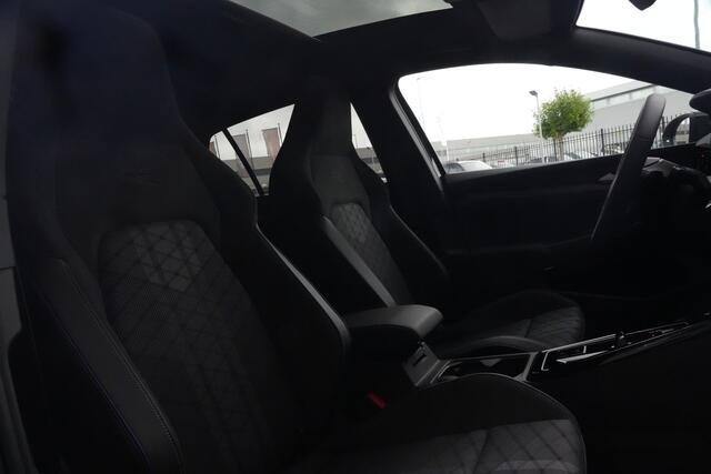 Volkswagen GOLF 1.5 eTSI R-Line Edition | 150 PK | DSG | PANO | 360° CAMERA | LED | ACC Sportief, modern en bijzonder compleet: deze Volkswagen Golf 1.5 eTSI R-Line uit 2026 combineert de sportieve uitstraling van de R-Line met de efficiënte 1.5 eTSI mild-hybrid aandrijflijn.