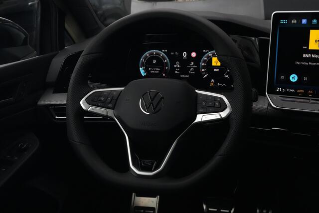 Volkswagen GOLF 1.5 eTSI R-Line Edition | 150 PK | DSG | PANO | 360° | Adaptive Cruise Control | Sportief, modern en bijzonder compleet: deze Volkswagen Golf 1.5 eTSI R-Line uit 2026 combineert de sportieve uitstraling van de R-Line met de efficiënte 1.5 eTSI mild-hybrid aandrijflijn.