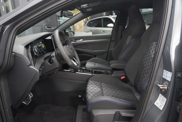 Volkswagen GOLF 1.5 eTSI R-Line Edition | 150 PK | DSG | PANO | 360° | Adaptive Cruise Control | Sportief, modern en bijzonder compleet: deze Volkswagen Golf 1.5 eTSI R-Line uit 2026 combineert de sportieve uitstraling van de R-Line met de efficiënte 1.5 eTSI mild-hybrid aandrijflijn.