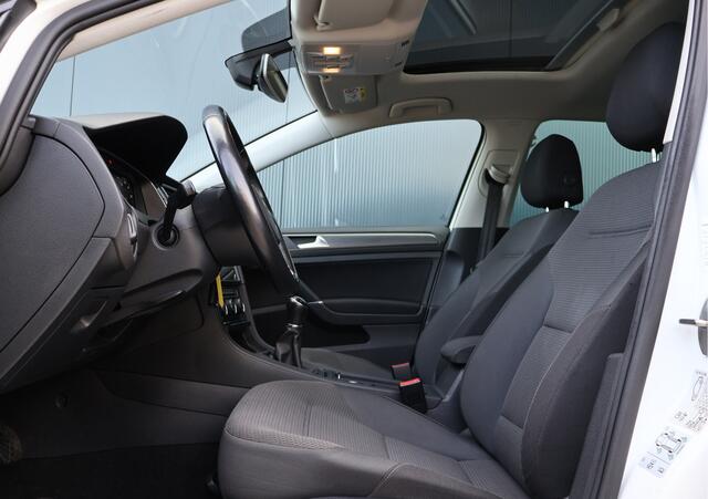 Volkswagen GOLF 1.0 TSI Highline Business R | R-Line | Panoramadak | Active Info Display | LED | Stoelverwarming | Trekhaak | Adaptieve Cruise Control