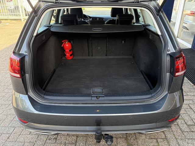 Volkswagen GOLF Variant 1.0 TSI Highline / NL-Auto / Adaptieve Cruise-Control / Trekhaak / Apple-Carplay & Android-Auto / Climate-Control / DAB Radio-Bluetooth / Navi / PDC V+A / 17'' LMV / ENZ.