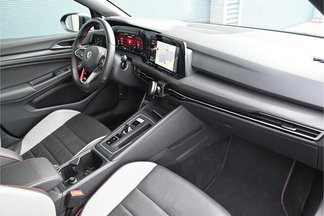 Volkswagen GOLF 2.0 TSI GTI CLUBSPORT 300 PK / PANO / LEDER / IQ LIGHTS / MEMORY / STOELKOELING / BLIND SPOT / KEYLESS / 19"
