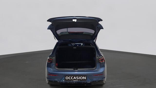 Volkswagen GOLF 1.5 eTSI Automaat R-Line Edition | Demo | LED Matrix | 18" York velgen |