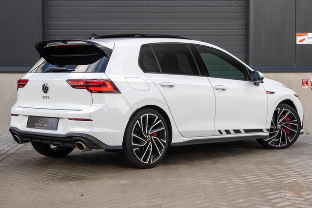 Volkswagen GOLF 2.0 TSI GTI Clubsport PANO CAMERA IQ LIGHTS STOELVERWARMING 19 INCH SFEER