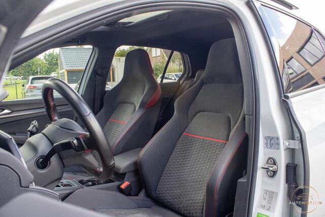 Volkswagen GOLF 2.0 TSI GTI Clubsport PANO CAMERA IQ LIGHTS STOELVERWARMING 19 INCH SFEER