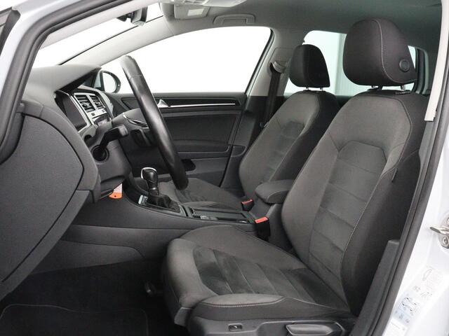 Volkswagen GOLF 1.5 TSI Highline Business R | Trekhaak | Navigatie | Stoelverwarming | Carplay | Dab+ | Stoelmassage | Bluetooth | Adaptive cruise | Climate control | Parkeerhulp