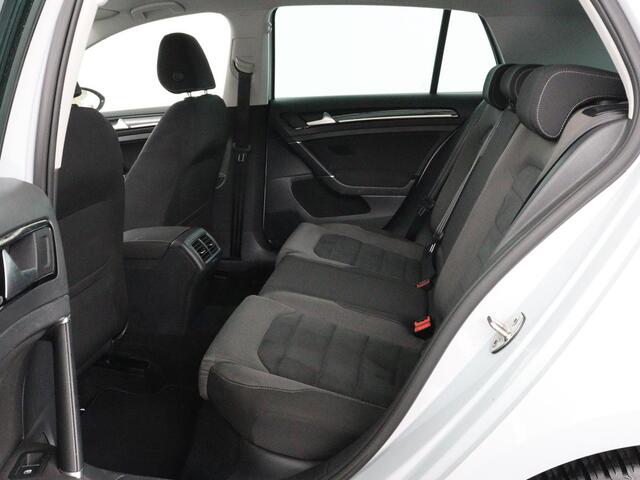 Volkswagen GOLF 1.5 TSI Highline Business R | Trekhaak | Navigatie | Stoelverwarming | Carplay | Dab+ | Stoelmassage | Bluetooth | Adaptive cruise | Climate control | Parkeerhulp