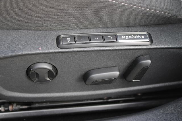 Volkswagen GOLF 1.0 eTSI Life Business