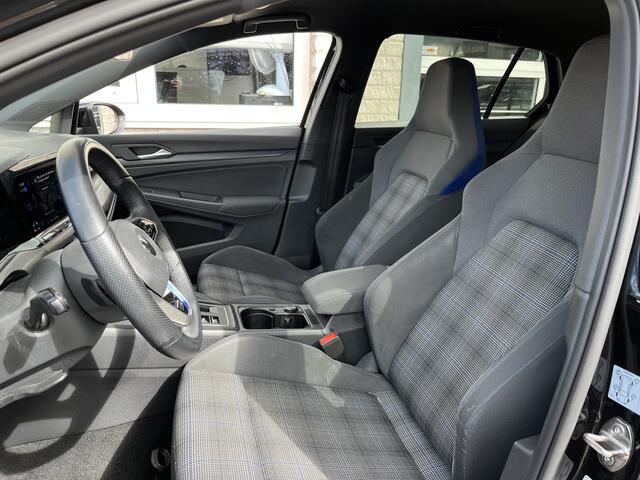 Volkswagen GOLF 1.4 eHybrid GTE / AUTOMAAT/ ACC/ APP-CONNECT/ PARK.SENSOR.V+A/ CAMERA/ STUUR+STOELVERWARM./ DODEHOEK/ KEYLESS/ DIGITAL DASH/ NAVI/ DAB/ CLIMA/ LED/ 18'' LMV