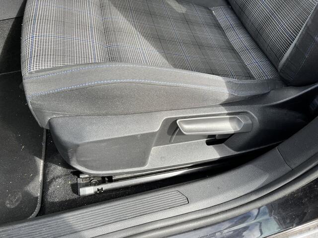 Volkswagen GOLF 1.4 eHybrid GTE / AUTOMAAT/ ACC/ APP-CONNECT/ PARK.SENSOR.V+A/ CAMERA/ STUUR+STOELVERWARM./ DODEHOEK/ KEYLESS/ DIGITAL DASH/ NAVI/ DAB/ CLIMA/ LED/ 18'' LMV