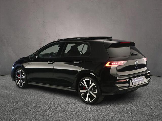 Volkswagen GOLF 1.5 eHybrid GTE 272pk DSG Automaat, Trekhaak, Panoramadak, 360 camera, Stoelverwarming, Stuurverwarming, Parkeersensoren, Dodehoeksensoren, Navigatie, App-connect