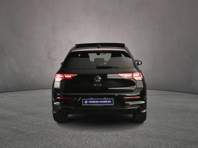 Volkswagen GOLF 1.5 eHybrid GTE 272pk DSG Automaat, Trekhaak, Panoramadak, 360 camera, Stoelverwarming, Stuurverwarming, Parkeersensoren, Dodehoeksensoren, Navigatie, App-connect