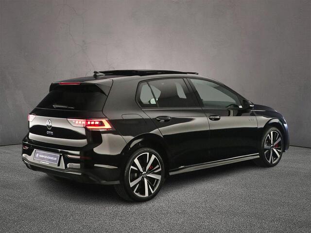 Volkswagen GOLF 1.5 eHybrid GTE 272pk DSG Automaat, Trekhaak, Panoramadak, 360 camera, Stoelverwarming, Stuurverwarming, Parkeersensoren, Dodehoeksensoren, Navigatie, App-connect