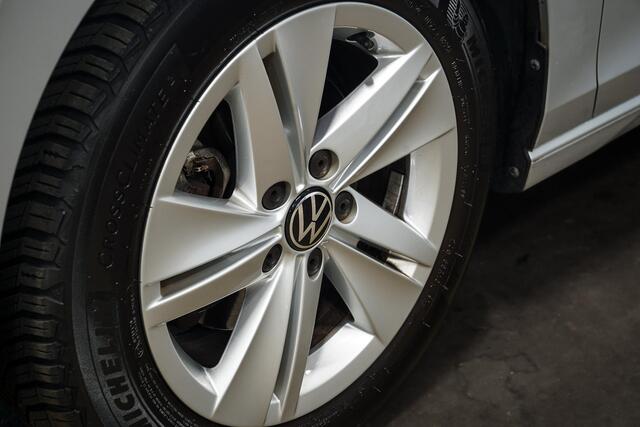 Volkswagen GOLF 1.0 eTSI Life | Stoelverwarming | Climate | Navigatie | ACC