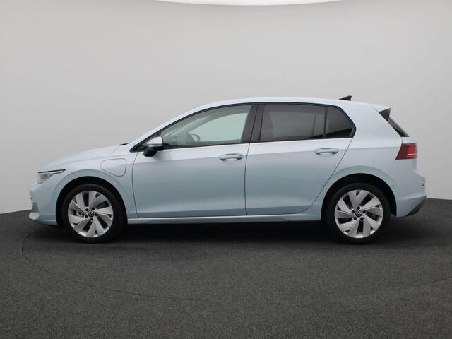 Volkswagen GOLF 1.5 eHybrid Life Edition 204PK DSG SOH 100%, Adaptieve Cruise Controle, Navi via Apple Carplay/Android Auto, Achteruitrijcamera, Stoel-Stuurverwarming, Keyless, 17" LM Velgen