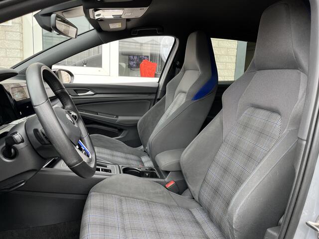 Volkswagen GOLF 1.4 eHybrid GTE / AUTOMAAT/ 245 PK/ BLACK STYLE/ ELEK. TREKHAAK/ CAMERA/ PARK. SENSOREN/ STOEL-STUURVERWARM./ TRAVEL ASSIST/ ADAPT. CRUISE/ APP CONNECT/ NAVI/ CLIMA/ DAB/ 18" LMV