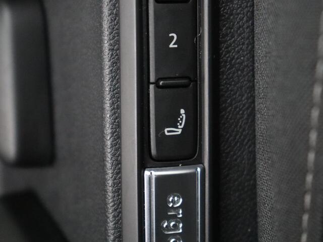 Volkswagen GOLF Variant 1.5 eTSI Life Business | Trekhaak | Camera | Stoelverwarming | Apple Carplay |