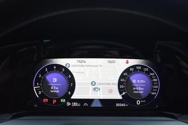 Volkswagen GOLF 1.5 eTSI R-Line ACC DCC Carplay Camera Sfeer Trekhaak